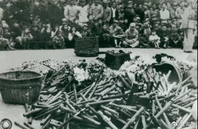 1950年2月24日，政務(wù)院發(fā)出《關(guān)于嚴(yán)禁鴉片煙毒的通令》。圖為政府收繳的煙具和賭具。
