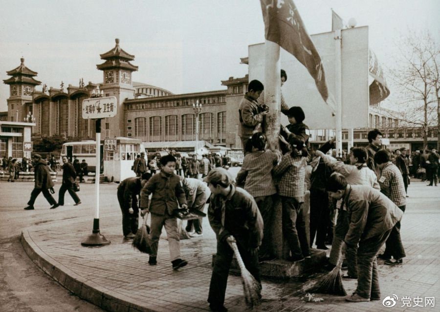 　　1981年2月25日，全國總工會等九個單位發(fā)出倡議，開展“五講四美”文明禮貌活動。圖為北京鐵路一小的少先隊員在北京站西街打掃衛(wèi)生。