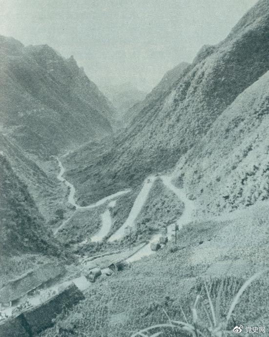 　　1935年2月18日至21日，紅軍奪取桐梓、占領(lǐng)婁山關(guān)、再克遵義城，取得了殲滅和擊潰國民黨軍2個師又8個團的大勝利。圖為黔北要隘婁山關(guān)。
