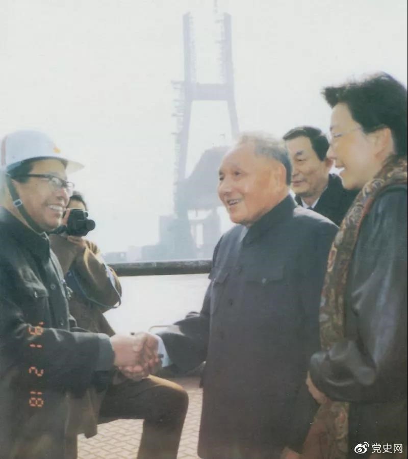 1991年2月18日，鄧小平視察上海南浦大橋工地時同大橋工程設(shè)計人員握手。