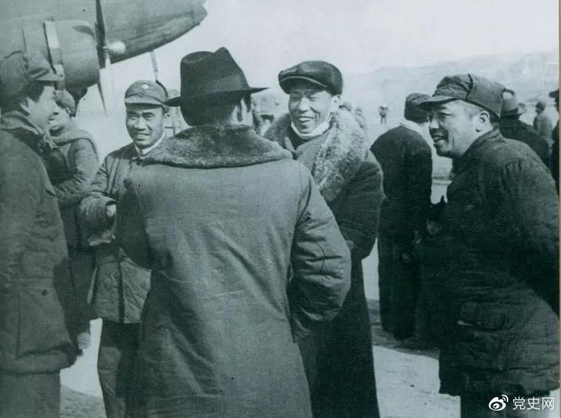 1946年2月19日，毛澤東等在延安機(jī)場迎接從重慶回延安匯報工作的周恩來。