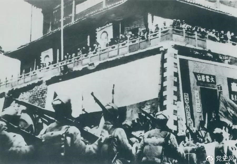 1950年2月20日，人民解放軍進(jìn)駐昆明。
