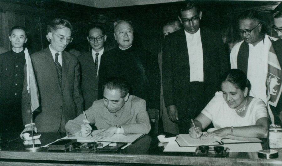 　　1964年2月26日至29日，周恩來訪問錫蘭（今斯里蘭卡）時，和總理西麗馬沃·班達拉奈克夫人簽署中錫聯(lián)合公報。