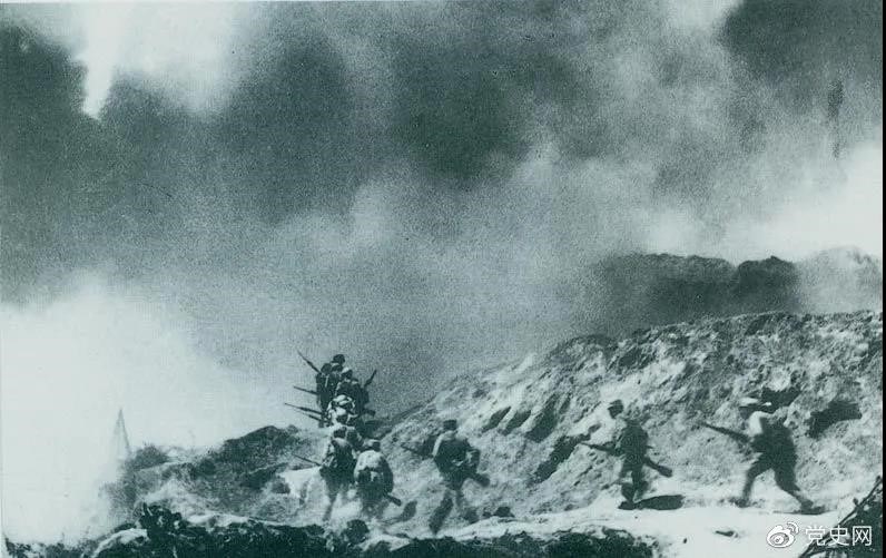 　　1948年2月28日至3月3日，西北野戰(zhàn)軍發(fā)起宜川戰(zhàn)役，殲滅國民黨軍2.9萬余人，取得了轉(zhuǎn)入外線作戰(zhàn)后的第一個大勝利。圖為部隊(duì)攻占瓦子街。 