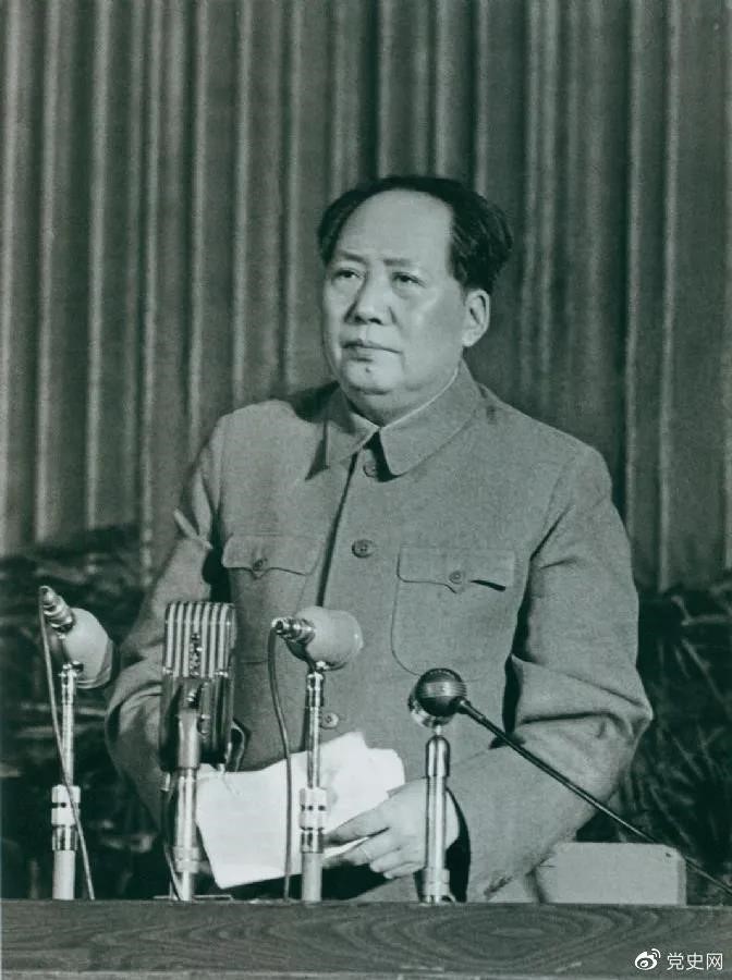 　　1957年2月27日，毛澤東在最高國務(wù)會議第十一次（擴大）會議上發(fā)表《如何處理人民內(nèi)部的矛盾》（后改為《關(guān)于正確處理人民內(nèi)部矛盾的問題》）講話。