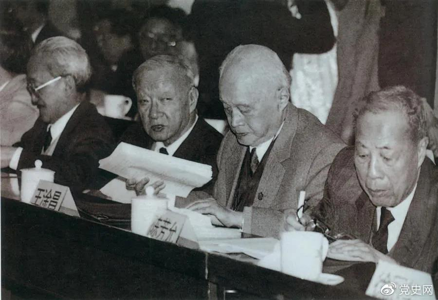 1986年3月，由4位老科學(xué)家倡議，經(jīng)鄧小平批示，中國(guó)制定實(shí)施了高技術(shù)研究發(fā)展計(jì)劃。圖為“863”計(jì)劃的4位倡導(dǎo)人王大珩（左2）、王淦昌（左3）、楊嘉墀（左1）、陳芳允（左4）。