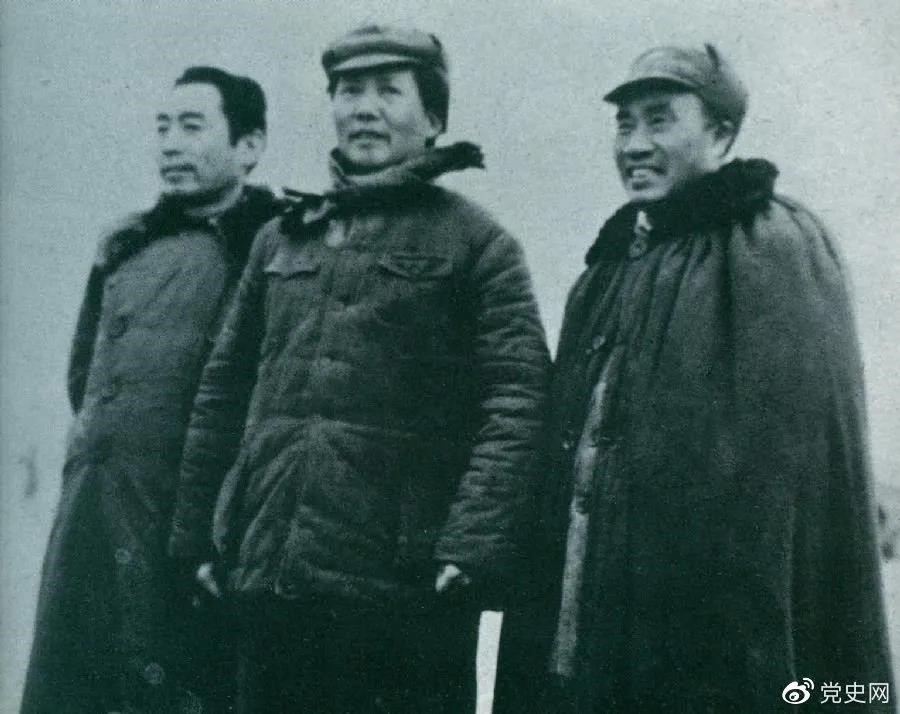 1946年3月4日，毛澤東和朱德、周恩來在延安機(jī)場。