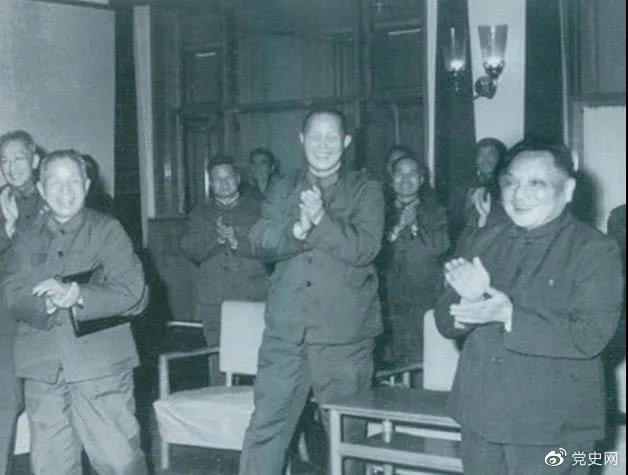 1978年3月，鄧小平和參加五屆人大一次會(huì)議的解放軍代表在一起。