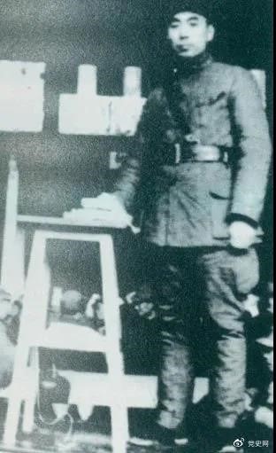 1939年3月10日，周恩來為新四軍排以上干部作題為《目前形勢與新四軍任務(wù)》的報告。