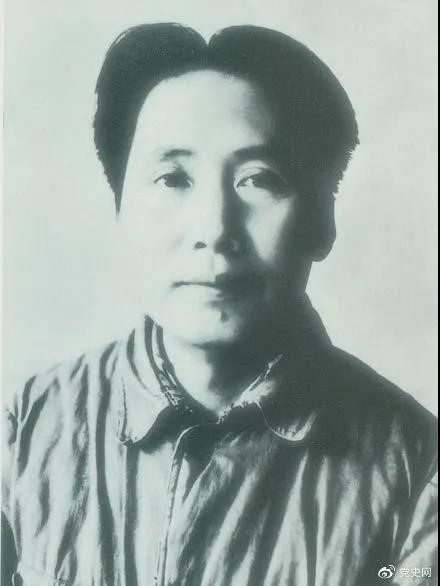 1940年3月11日  毛澤東在黨的高級干部會議上作題為《目前抗日統(tǒng)一戰(zhàn)線中的策略問題》的報告。