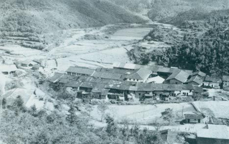 1929年3月14日，毛澤東同朱德指揮紅四軍進(jìn)攻長(zhǎng)嶺寨，殲敵兩千余人，擊斃敵旅長(zhǎng)郭鳳鳴，乘勝占領(lǐng)長(zhǎng)汀城。圖為長(zhǎng)嶺寨。