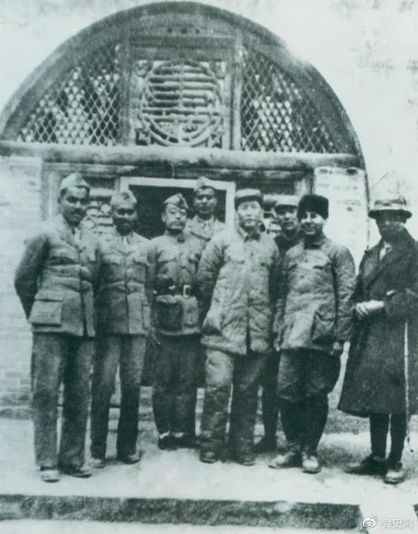 1939年3月15日，毛澤東在延安會見印度援華醫(yī)療隊全體人員。
