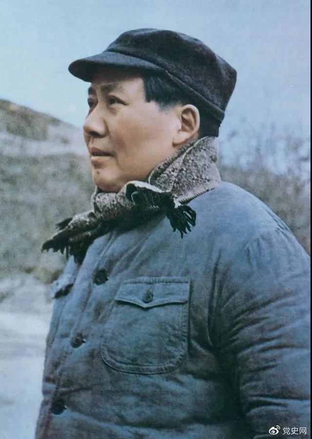 　　1947年3月18日，中共中央機(jī)關(guān)主動(dòng)撤離延安。毛澤東和周恩來(lái)、任弼時(shí)等繼續(xù)留在陜北，指揮全國(guó)人民解放戰(zhàn)爭(zhēng)。這是轉(zhuǎn)戰(zhàn)陜北前夕的毛澤東。
