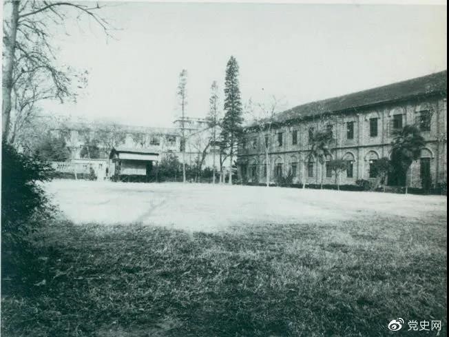 　　1927年3月18日，毛澤東出席在武昌舉行的河南武裝農(nóng)民代表大會(huì)，并作湖南農(nóng)運(yùn)狀況報(bào)告。圖為大會(huì)會(huì)場(chǎng)——武昌農(nóng)講所大操場(chǎng)。