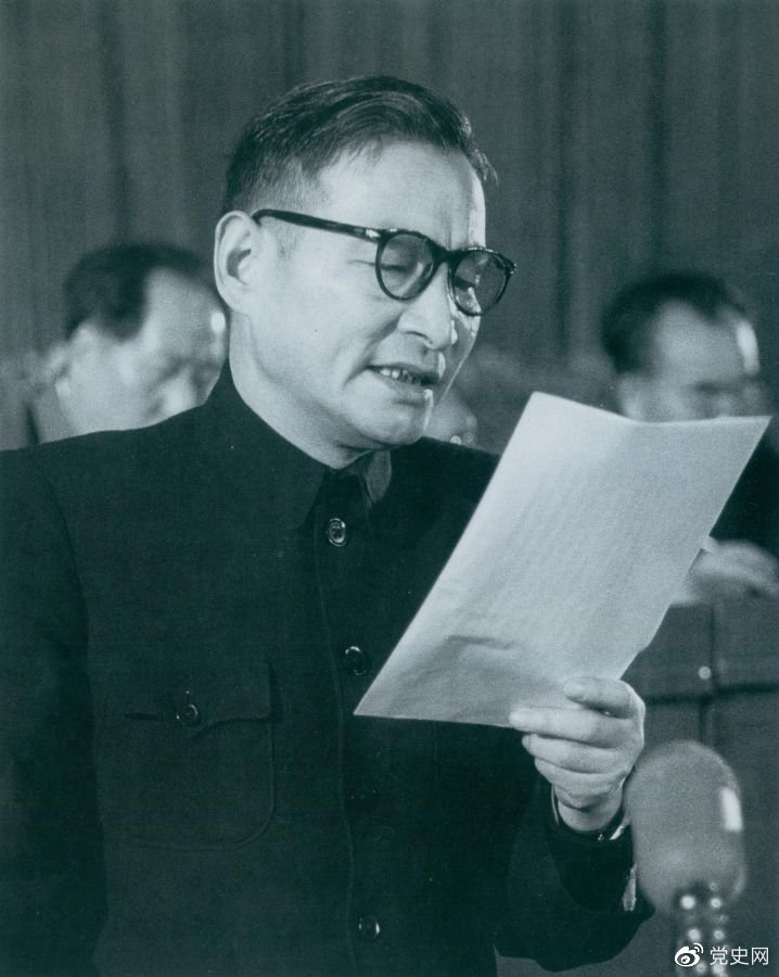 1955年3月21日，陳云在中國(guó)共產(chǎn)黨全國(guó)代表會(huì)議上作關(guān)于發(fā)展國(guó)民經(jīng)濟(jì)的第一個(gè)五年計(jì)劃的報(bào)告。