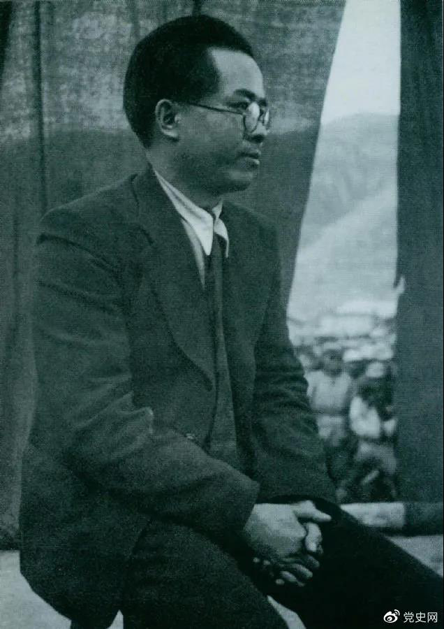 1940年3月26日，任弼時結束中共駐共產(chǎn)國際代表的工作回到延安。圖為他在歡迎大會上