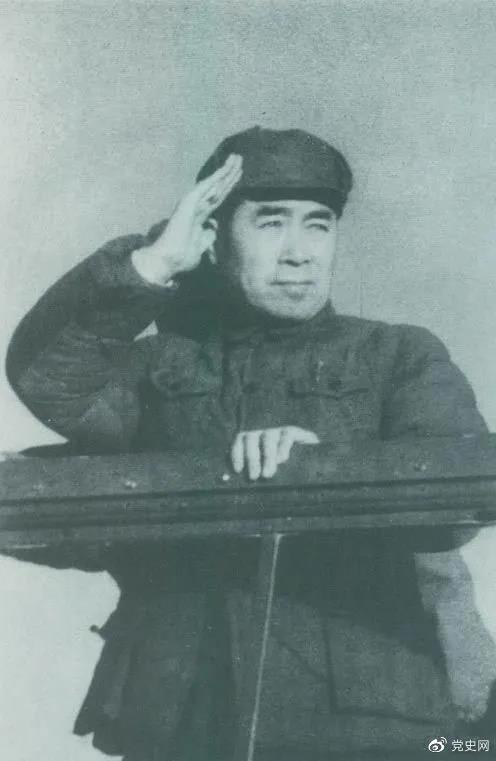 1949年3月，中共中央進(jìn)入北平。圖為周恩來(lái)在北平機(jī)場(chǎng)檢閱部隊(duì)。