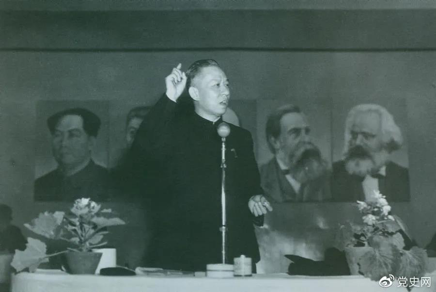1951年3月28日，劉少奇在第一次全國組織工作會議上作報告。