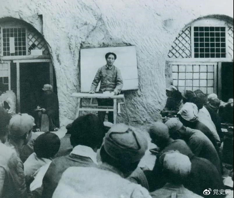 1938年4月，毛澤東在魯迅藝術(shù)學(xué)院講演。