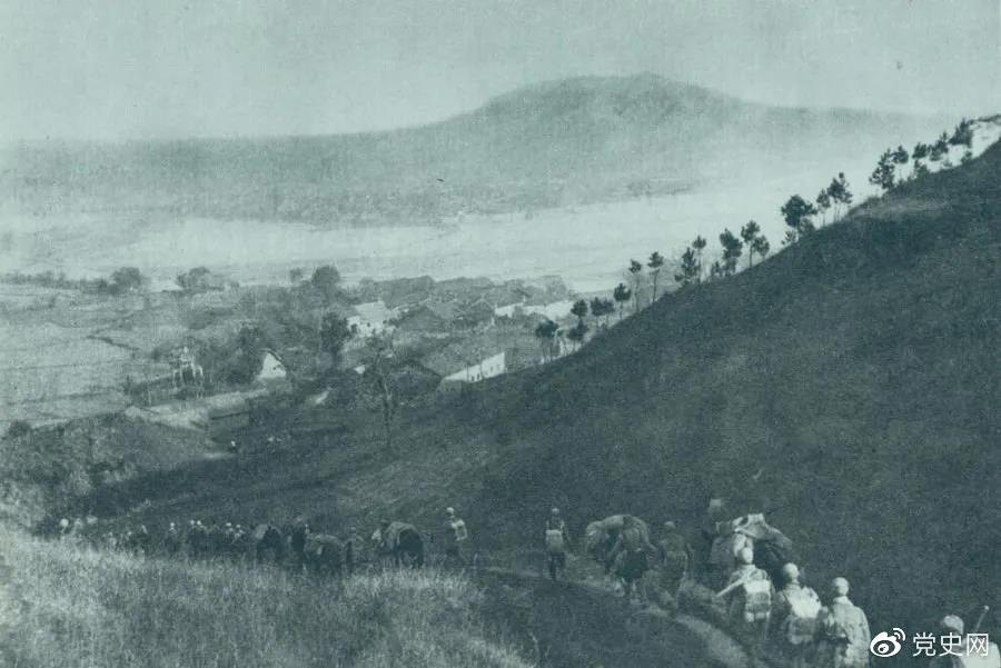 1945年4月6日，太行部隊(duì)等向白晉、同蒲沿線上的日軍展開(kāi)攻擊。這是八路軍向祁縣開(kāi)進(jìn)。