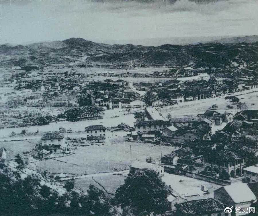1928年4月，朱德率領(lǐng)南昌起義余部到達(dá)井岡山，與毛澤東領(lǐng)導(dǎo)的部隊(duì)勝利會(huì)師。圖為會(huì)師地點(diǎn)礱市全景。