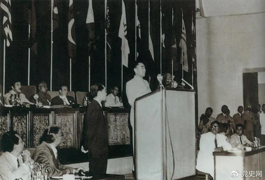 1955年4月18日，亞非會(huì)議在萬(wàn)隆開(kāi)幕。圖為19日周恩來(lái)在會(huì)議上發(fā)言。