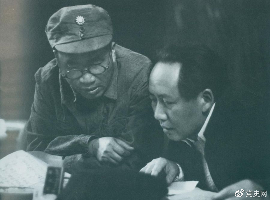 1945年4月，毛澤東和朱德在中國共產(chǎn)黨第七次全國代表大會上。