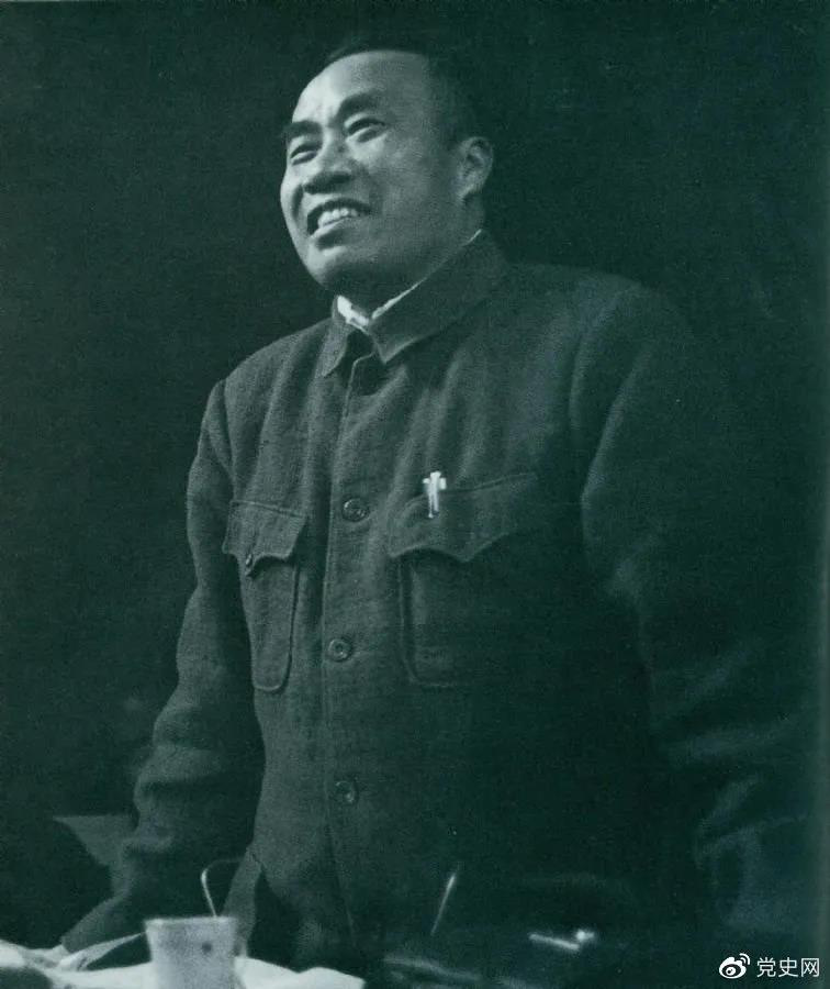 1945年4月25日，朱德在中國共產(chǎn)黨第七次全國代表大會上作題為《論解放區(qū)戰(zhàn)場》的軍事報告。