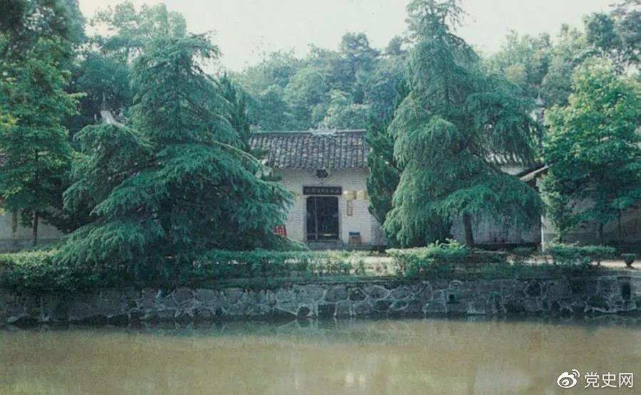 圖為任弼時故居。1904年4月30日，任弼時出生在湖南省湘陰縣熟塘鄉(xiāng)唐家橋（今屬汨羅市）。