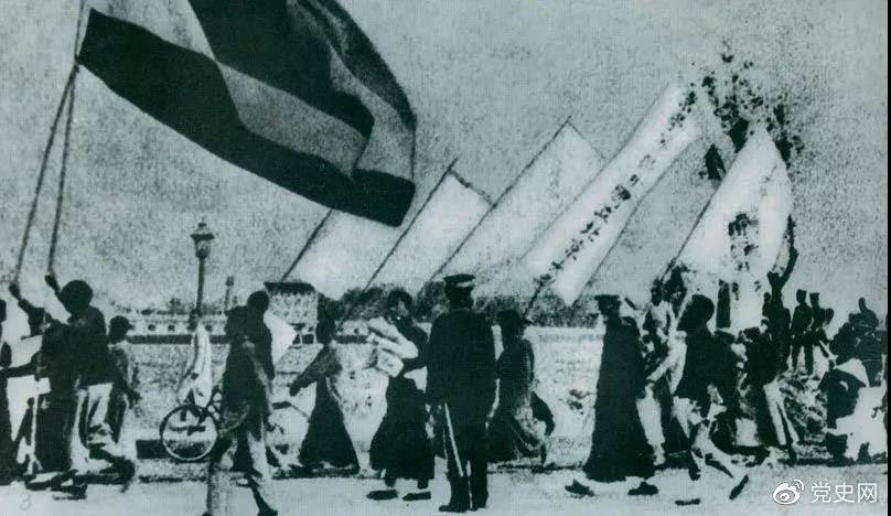 1919年5月4日，北京爆發(fā)學生反帝愛國運動。這是北京大學學生的示威游行隊伍。