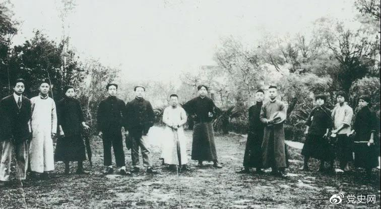 1920年5月8日，新民學(xué)會(huì)部分會(huì)員在上海半淞園合影。左七為毛澤東。
