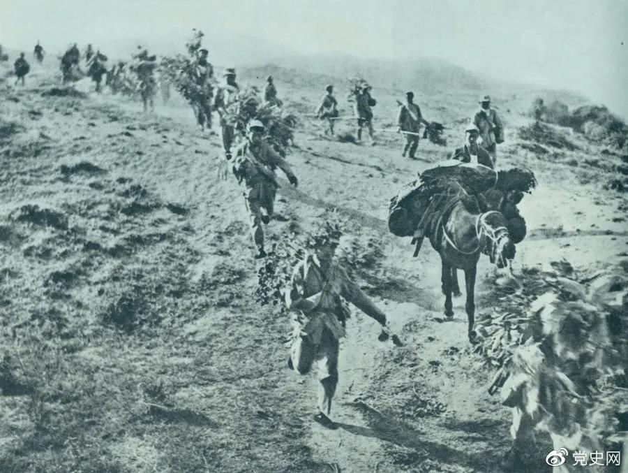 圖為1947年5月在孟良崮戰(zhàn)役中，華東野戰(zhàn)軍向孟良崮挺進。