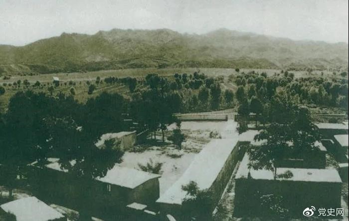 1948年5月，中共中央和人民解放軍總部由陜北遷到河北平山縣西柏坡。圖為中央領導人辦公處所俯瞰。