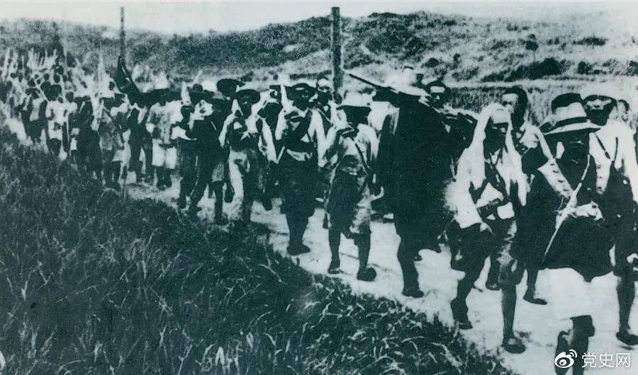 　　1931年5月16日至31日，紅一方面軍在毛澤東、朱德指揮下，連續(xù)打了5個勝仗，殲敵3萬余人，繳槍2萬余支，打退了國民黨軍隊的第二次“圍剿”。圖為行軍中的紅軍。