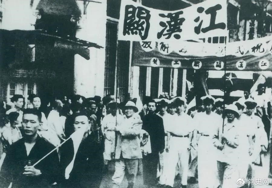 1949年5月17日，第四野戰(zhàn)軍解放武漢。圖為武漢人民歡慶解放。