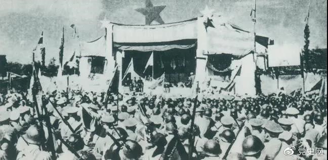 1950年5月19日，人民解放軍解放舟山群島。圖為舟山軍民舉行慶祝解放大會(huì)。