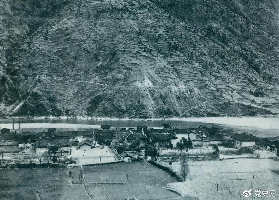 　　1935年5月25日，紅一方面軍到達大渡河南岸的安順場。紅軍17名勇士靠一葉孤舟強渡大渡河，為沿大渡河左岸北上的部隊打開了一條通道。圖為安順場一角。