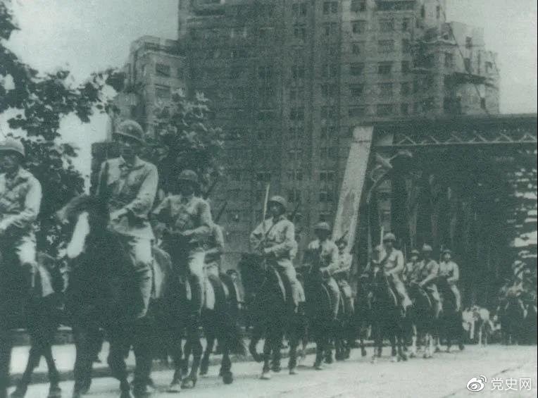 　　1949年5月，人民解放軍殲滅退守上海的敵軍15萬人，解放了這個(gè)中國最大的城市。圖為解放軍進(jìn)駐上海。