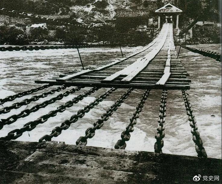 　　1935年5月29日，中央紅軍左縱隊(duì)先頭部隊(duì)在瀘定橋西頭發(fā)起奪橋戰(zhàn)斗，勝利搶占大橋。圖為瀘定橋。