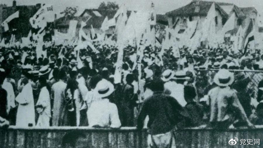 1925年5月30日，上海爆發(fā)了反帝愛國的五卅運(yùn)動(dòng)，掀起了全國范圍大革命高潮。