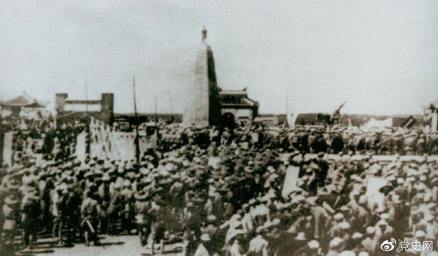 　　1931年6月，紅七軍到達中央革命根據(jù)地江西興國縣，編入彭德懷率領(lǐng)的紅三軍團。圖為當時會師的情形。
