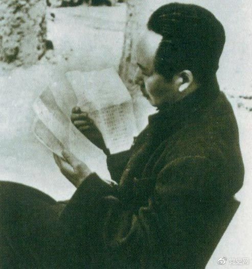 　　1946年6月，國(guó)民黨撕毀停戰(zhàn)協(xié)定和政協(xié)決議，挑起全面內(nèi)戰(zhàn)。這是毛澤東在延安審閱有關(guān)自衛(wèi)反擊的電報(bào)。