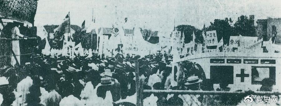 　　1925年6月7日，中國(guó)共產(chǎn)黨通過(guò)上海總工會(huì)聯(lián)合上海學(xué)生聯(lián)合會(huì)、上海各馬路商界聯(lián)合會(huì)等，成立了上海反帝運(yùn)動(dòng)的領(lǐng)導(dǎo)機(jī)關(guān)——工商學(xué)聯(lián)合會(huì)。11日，在該會(huì)的主持下，上海20萬(wàn)群眾集會(huì)，通過(guò)了逞兇、賠償、取消領(lǐng)事裁判權(quán)等17項(xiàng)對(duì)外交涉條件。圖為大會(huì)盛況。