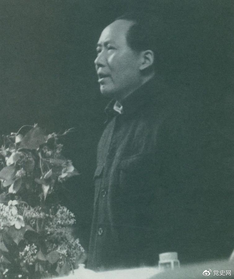 1945年6月11日，毛澤東在中國(guó)共產(chǎn)黨第七次全國(guó)代表大會(huì)上致閉幕詞。