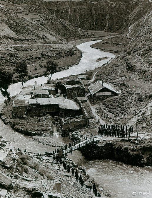 　　1935年6月12日，中央紅軍先頭部隊(duì)在夾金山北麓四川懋功達(dá)維鎮(zhèn)同紅四方面軍先頭部隊(duì)勝利會師。圖為當(dāng)年的會師橋。