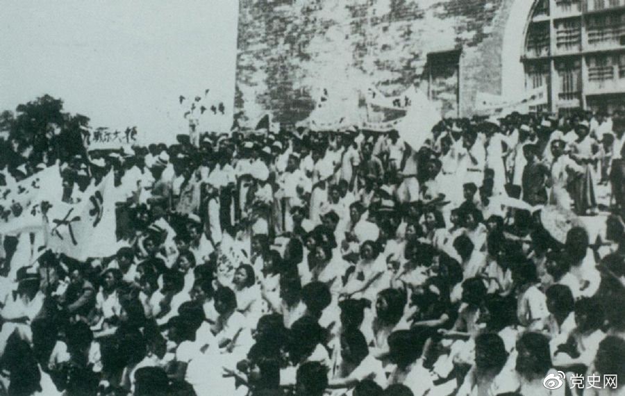 1936年6月13日，北平學生與市民在鼓樓前舉行聲勢浩大的抗日集會。