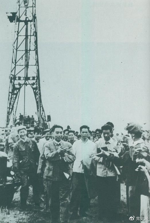 1962年6月，周恩來(lái)到大慶視察，這是在1202鉆井隊(duì)現(xiàn)場(chǎng)參觀。 