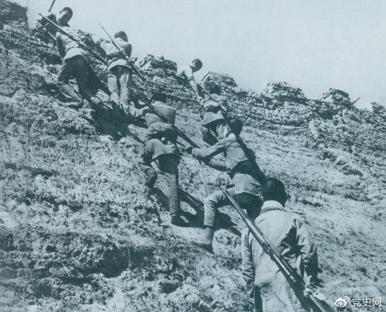 1945年6月25日，八路軍冀中部隊攻克河北獻縣。圖為部隊奮勇攀登城墻。