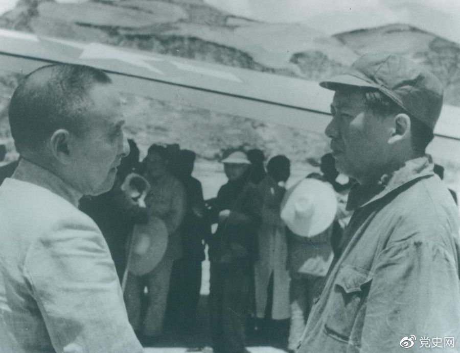 1945年7月1日，毛澤東歡迎黃炎培等民主人士來延安參觀。