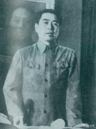 1949年7月6日，周恩來出席中華全國文學(xué)藝術(shù)工作者代表大會。圖為周恩來在會上作政治報告。